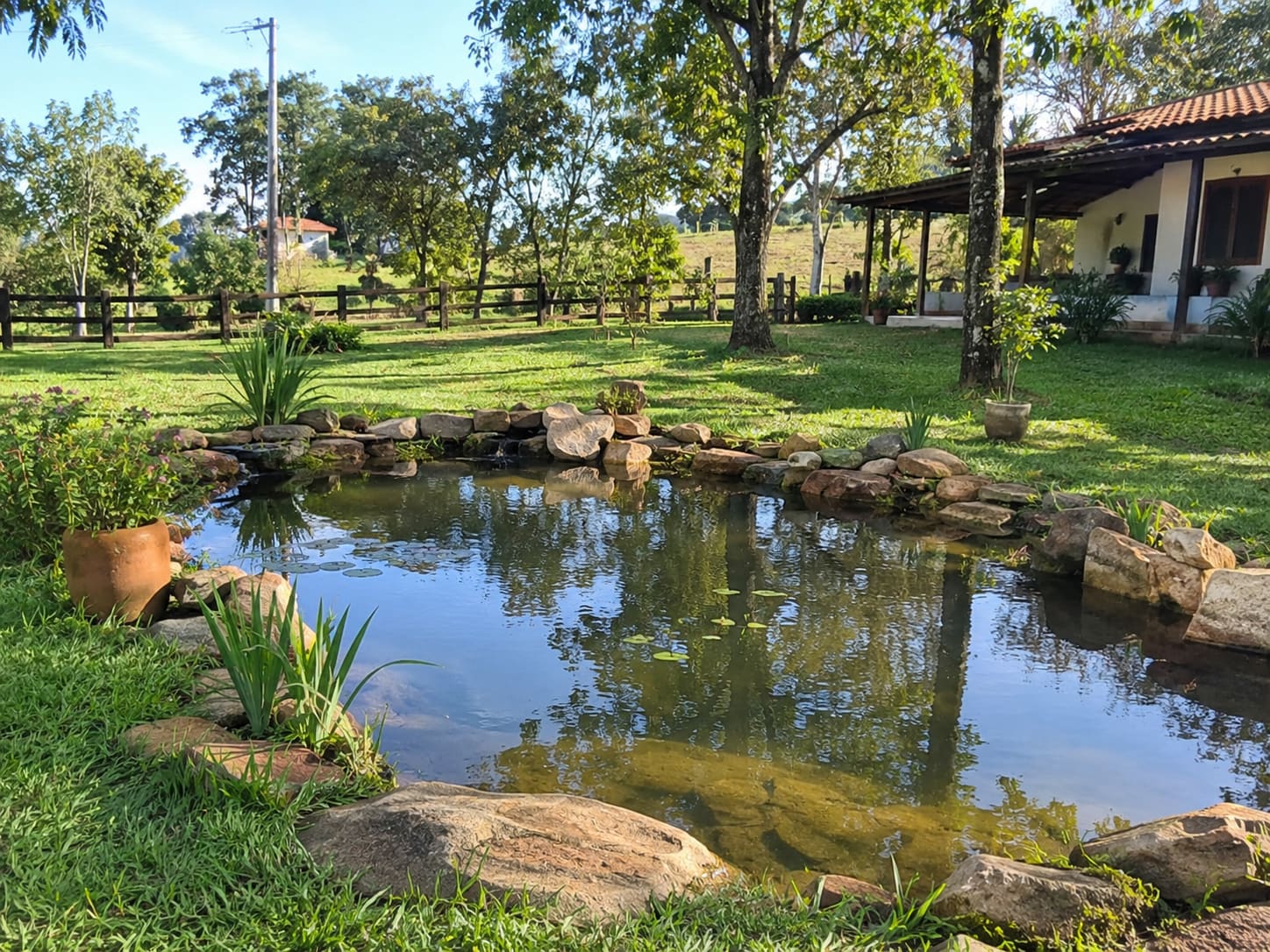 Lago natural de água cristalina com decks de madeira e montanhas ao fundo